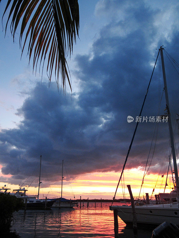 日落在游艇码头，加勒比岛Isla Mujeres，墨西哥